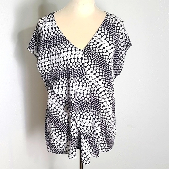 Michael Kors Black & White Floral Sleeveless Blouse, Front Curved Flap, Sz Large - Picture 1 of 10